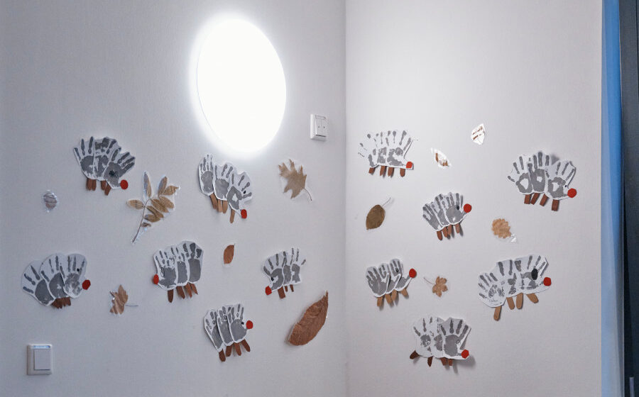 Eine Wand, die mit Handabdrücken verziert ist